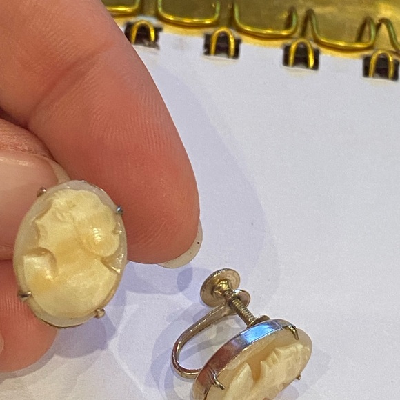 Vintage Cameo Screw Back Earring - Picture 2 of 6
